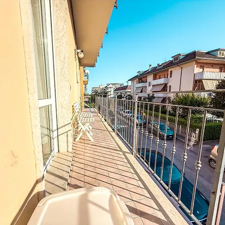 Bruxelles Apartment, A 2 Passi Dal Mare Rif A441 Апартаменты *
